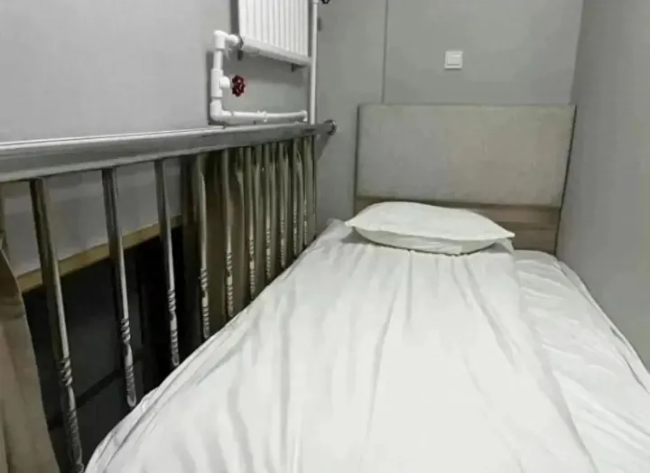 床的左邊就是欄杆，再來就是窗，上方還有水管。