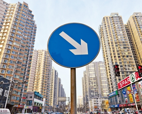 近兩年內地整體經濟環境不佳,部份省會城市和絕大多數三四線城市樓價同步走跌,導致打工一族收入下降,但房貸的固定支出不變,在無力償還的情況下,迫不得已才停供。