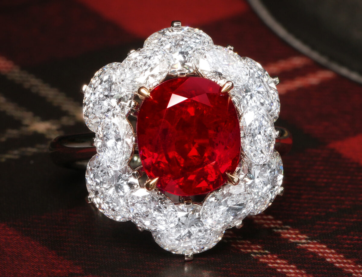 鑲嵌一顆6 克拉珍稀紅寶石、四周環繞鑽石的戒指,P.N. Gems