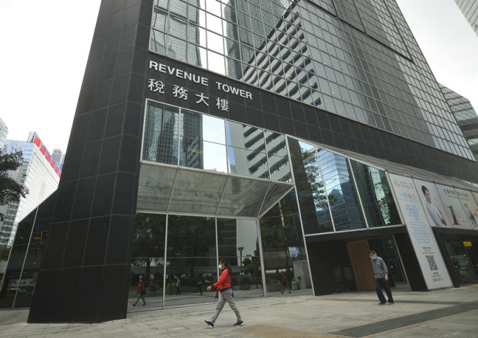 不少人會趁每年稅季借錢，或實現投資及其他財務需要。