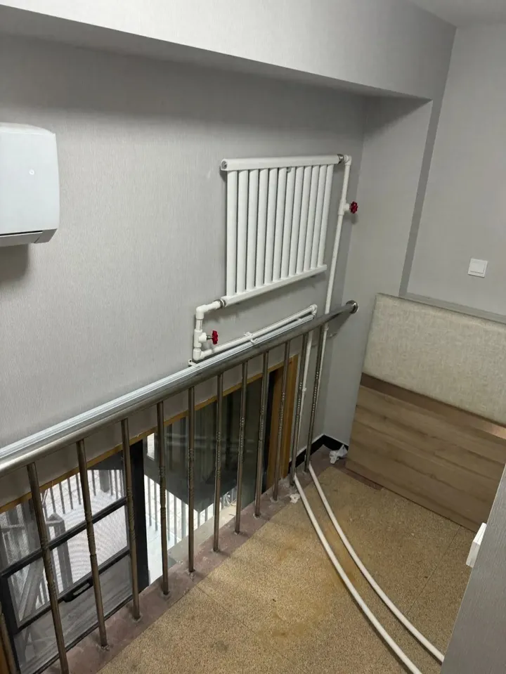 酒店方應消防機構要求，除去床鋪等物件供檢查。