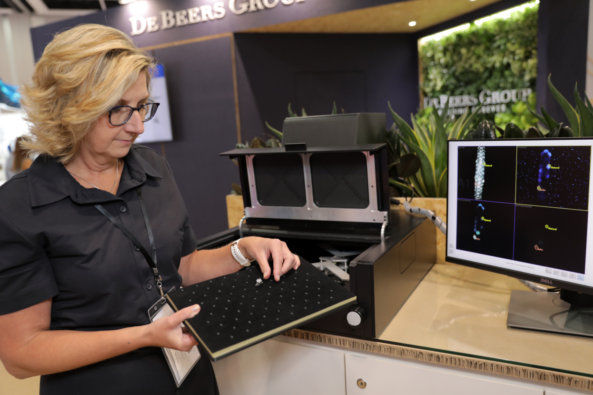 中國消費者對天然鑽石的渴求仍然強烈，天然鑽石仍位居消費者渴望購入的三大奢侈品之一。