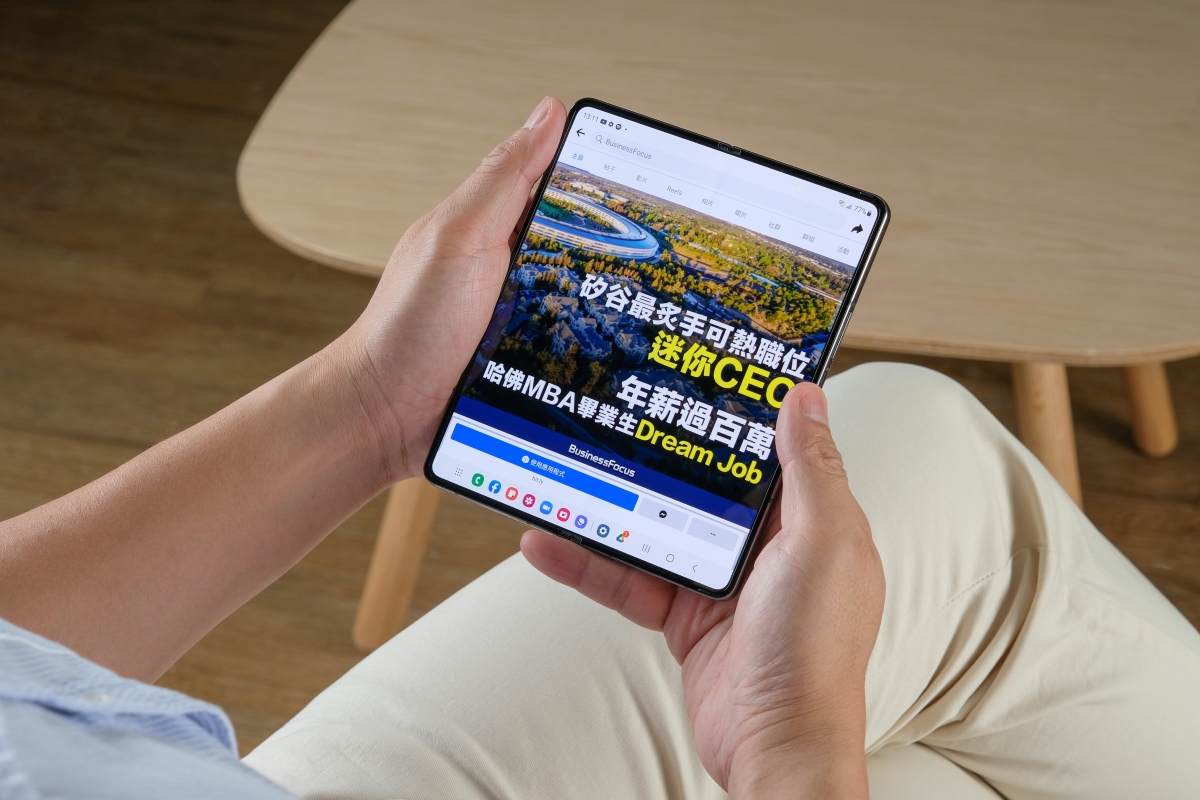 特大屏幕用盡窄邊框,加上屏幕下隱蔽的鏡頭,令全屏幕畫面更寬濶。