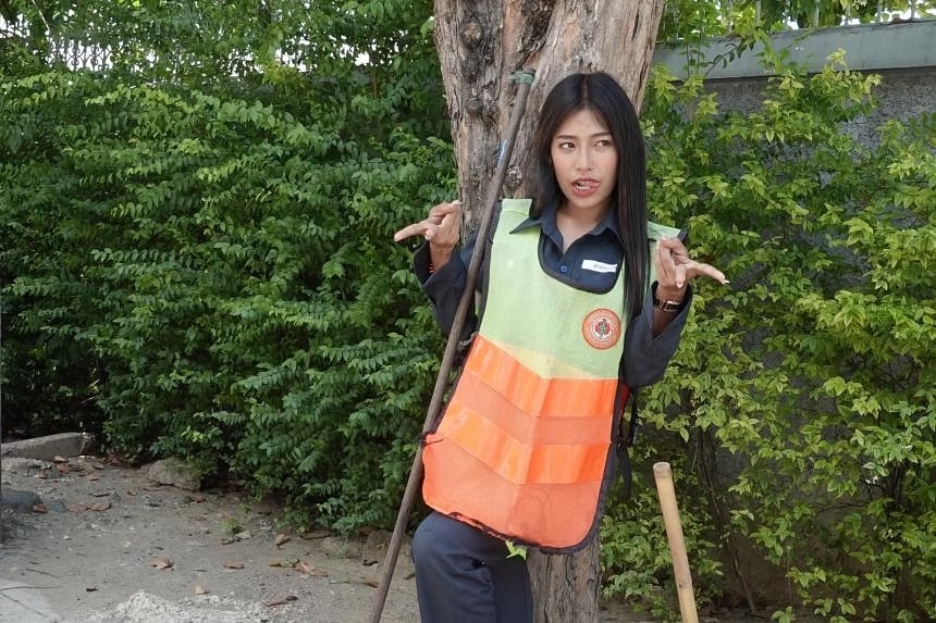 27歲的帕塔拉蒙育有兩名兒子,因堅持帶妝上班的積極人生觀,在網上吸粉無數。