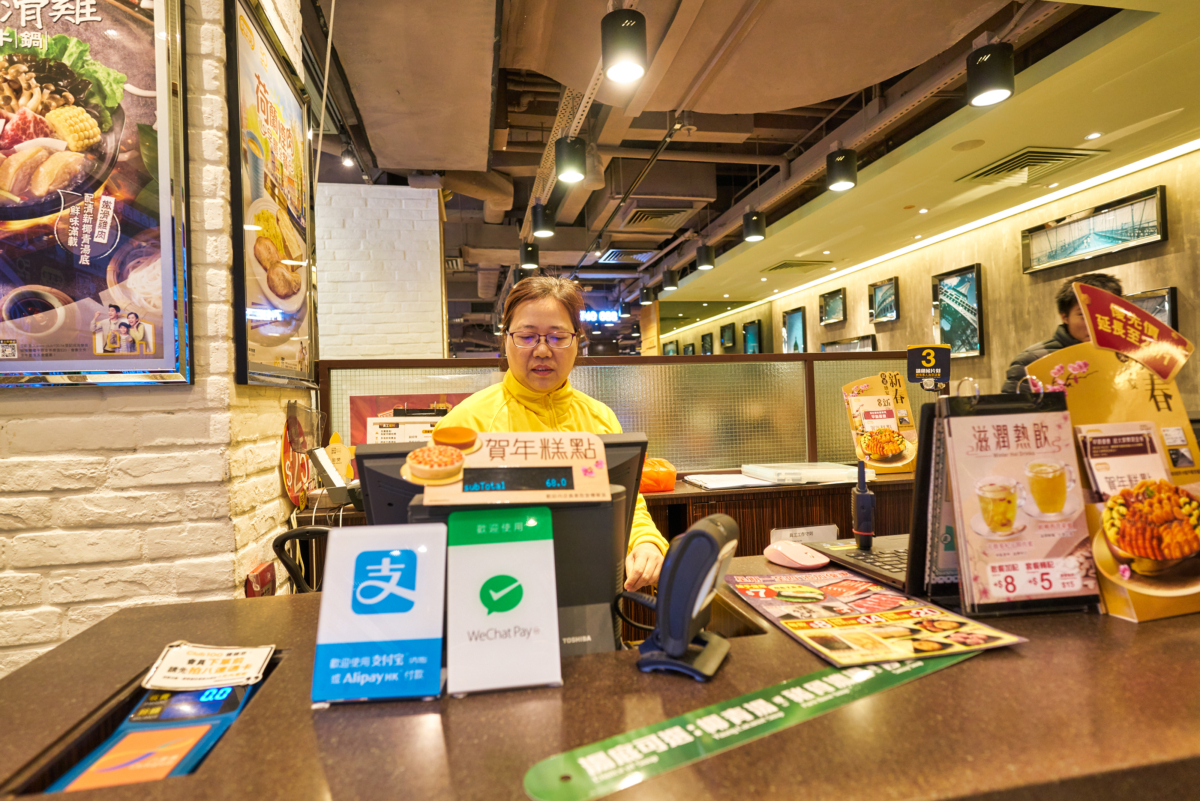 倘選擇合適的信用卡綑綁於AlipayHK,可反過來賺取0.4%至0.75%不等的消費回贈