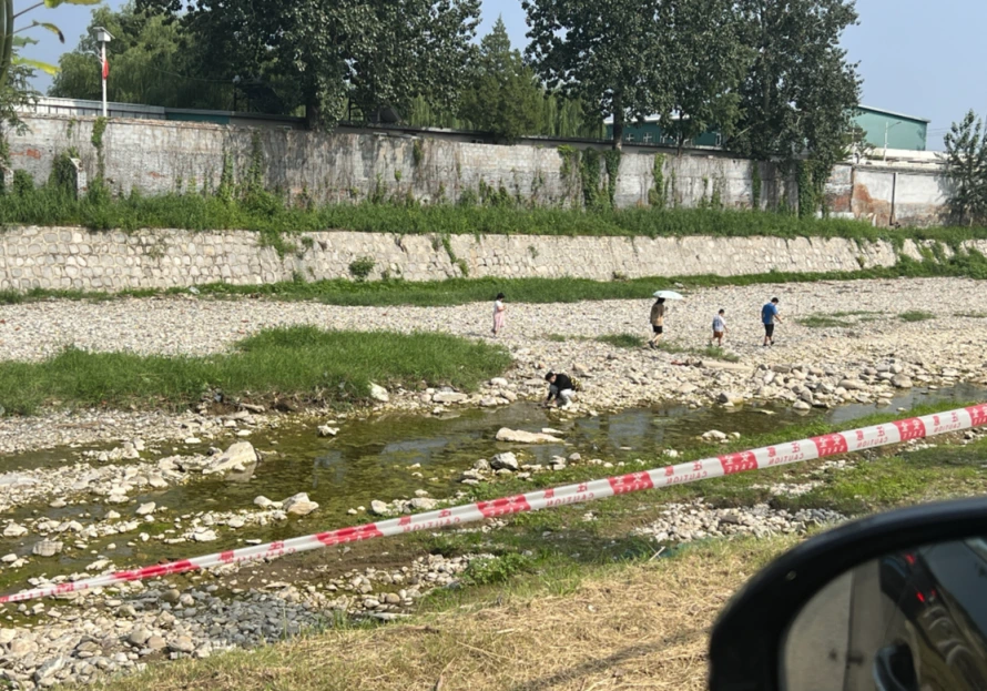 北京房山周口店鎮一村口河道出現大量村民淘金,現場更有人以1克100元的價格向成功淘到金的村民回收碎金。