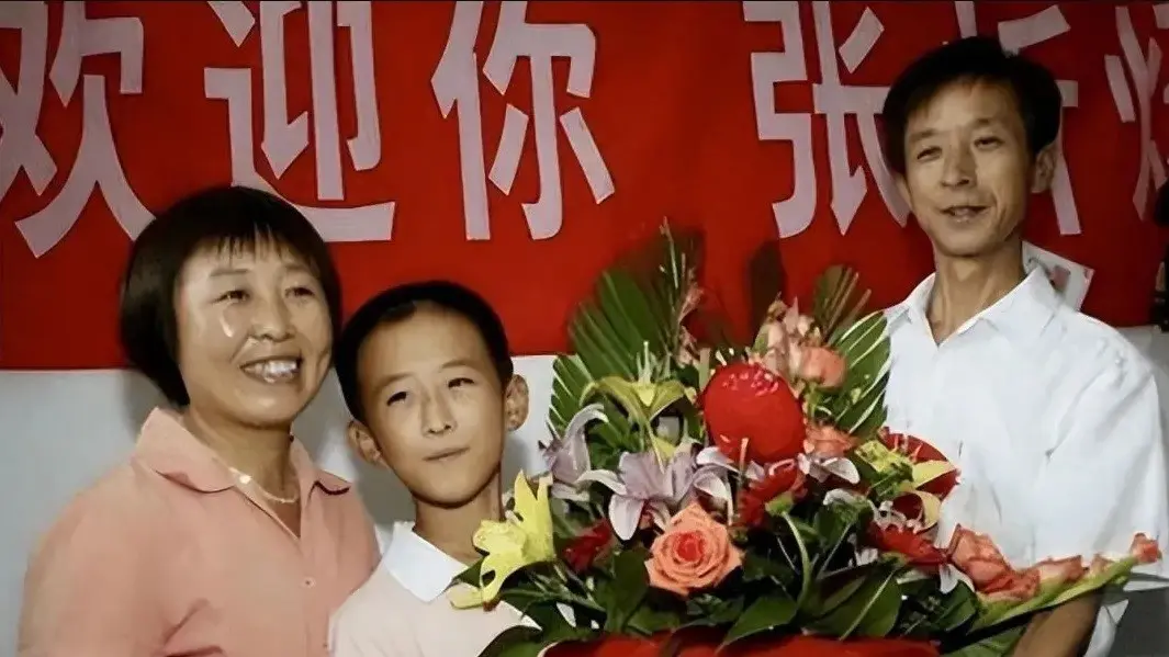 張炘煬10歲考上大學,消息轟動全中國,媒體賜予他神童稱號。