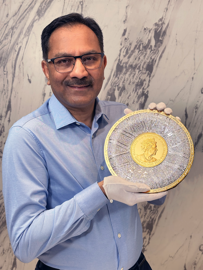 銀幣大小約等於一顆籃球。