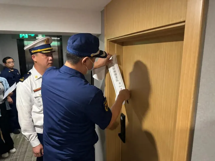 消防機構已採取臨時查封強制措施。目前，訂房平台上已查詢不到有關該客房的任何信息。
