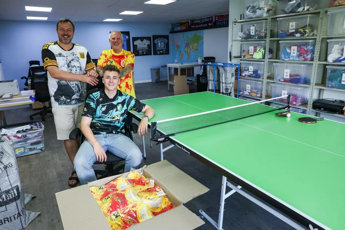 瓊斯的父親與叔叔給予他極大支持，甚至加入公司幫忙打理業務。