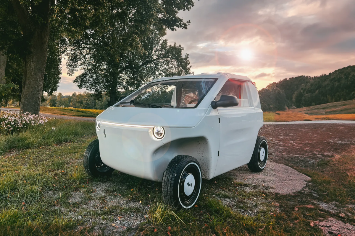 Luvly O仿效IKEA組裝家具模式，讓電動車的可拆卸零件先集體運送到目的地車廠，才進行組裝，以最大程度地減低運輸碳排量，同時降低成本。