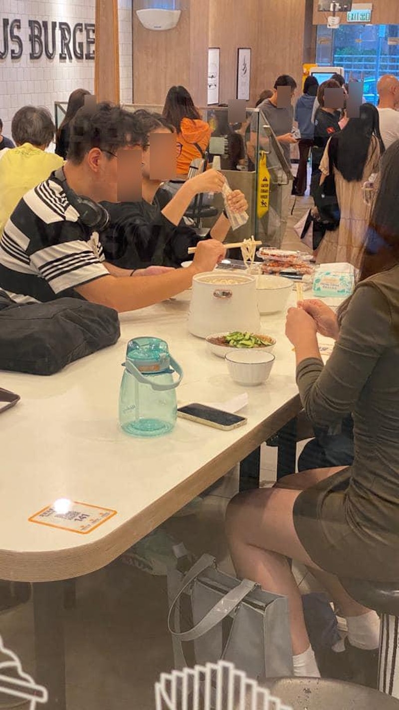 5名男女未點餐,便佔用麥當勞座位,用自備的電煲煮麵,理所當然地分食。