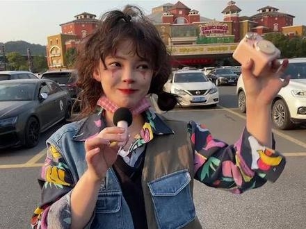 抖音歌手李二萌發布的「躺平歌」《我在財神殿裏長跪不起》爆紅後被禁。