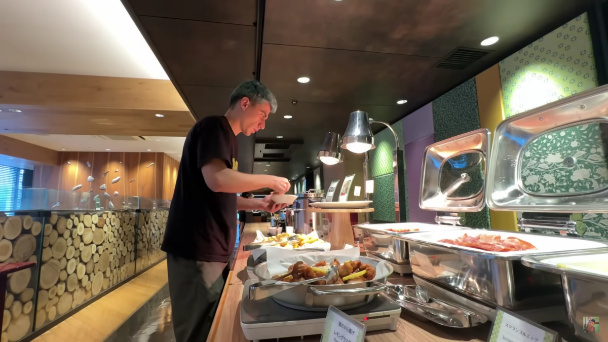 Fidias更進入了一家5星級酒店，隨意報個酒店房號，吃了一頓霸王自助餐。