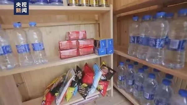 店内售賣礦泉水、朱古力、能量飲料等補給商品。