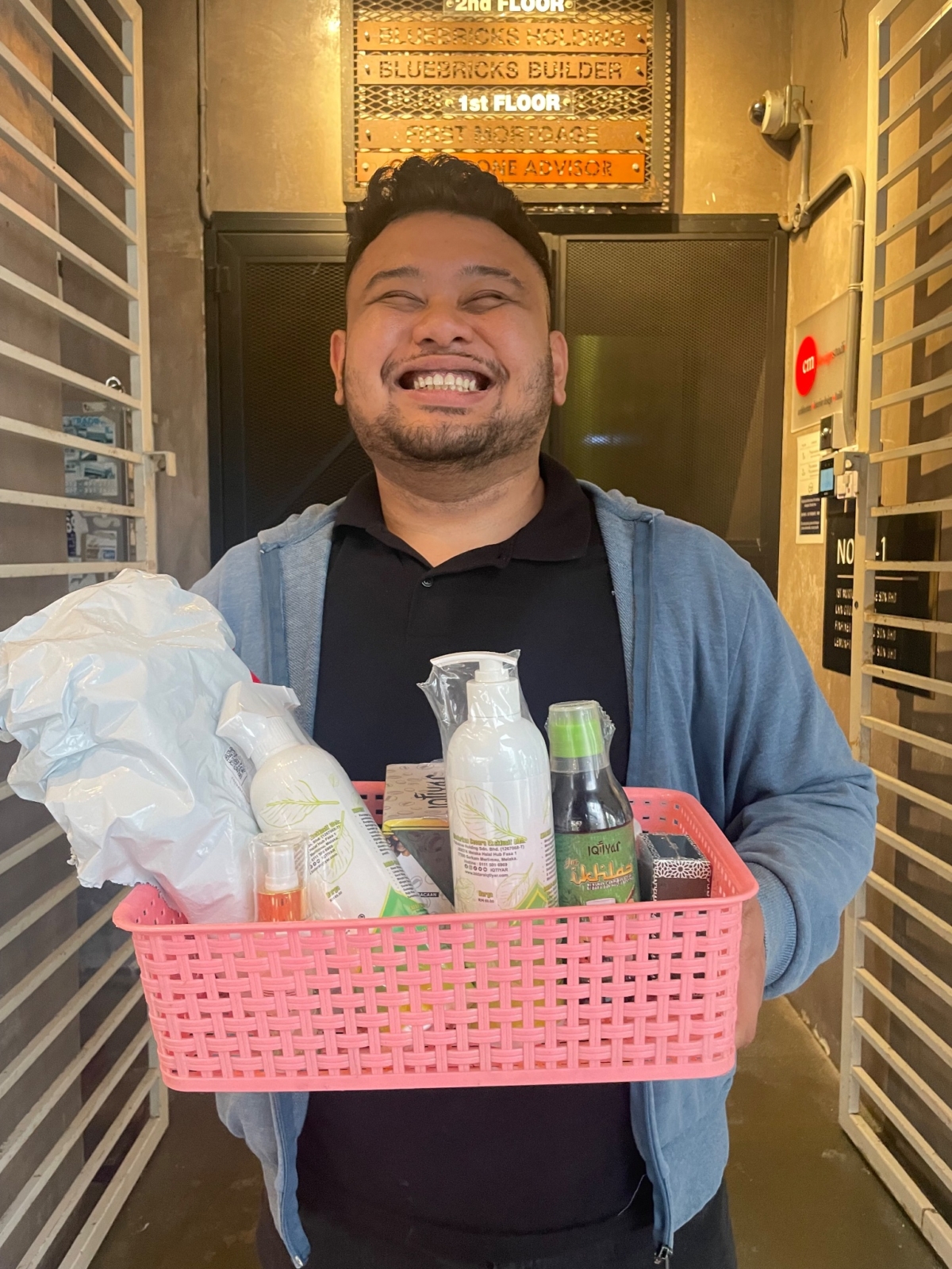 他的故事傳開後,網民紛紛給予鼓勵,不少人更向他寄出生活必需品,他亦發布照片致謝。