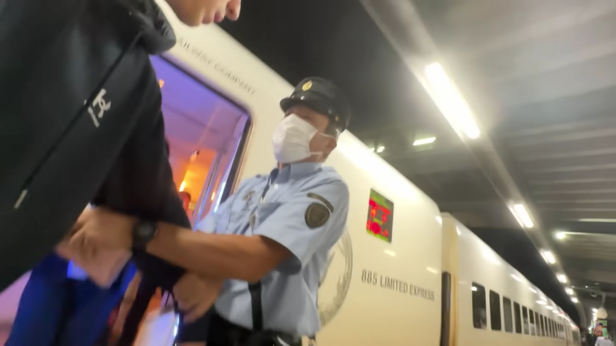 Fidias扮肚痛躲廁所搭霸王新幹線，被工作人員攔截後找機會逃走。