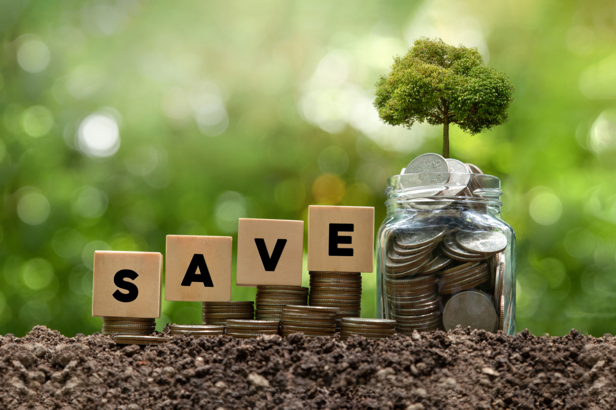 儲蓄保險回報率不高,彈性低,不宜過量投資。