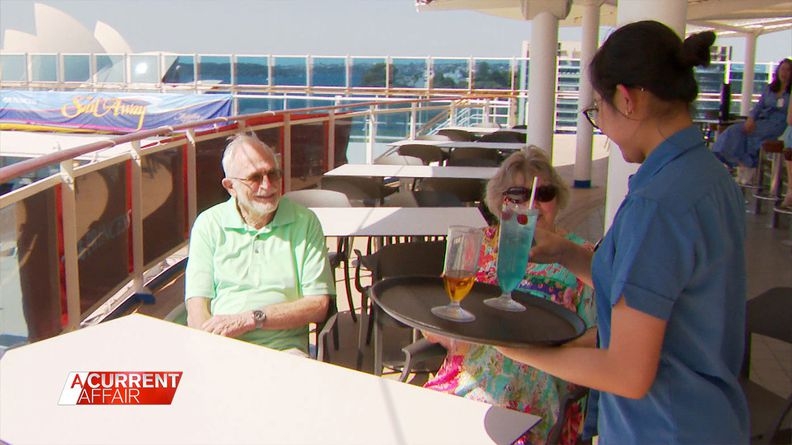 澳洲退休夫婦自去年6月開始,在郵輪上度過了455天,每天享受自助餐客房服務,稱「比住養老院化算」。