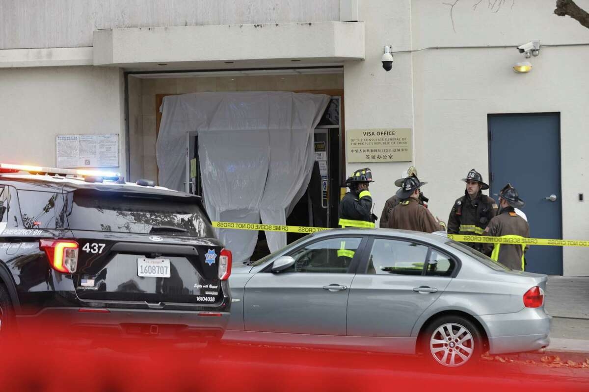 警方已封鎖了附近街區，但對於嫌犯駕車闖入總領館的動機，仍有待調查。