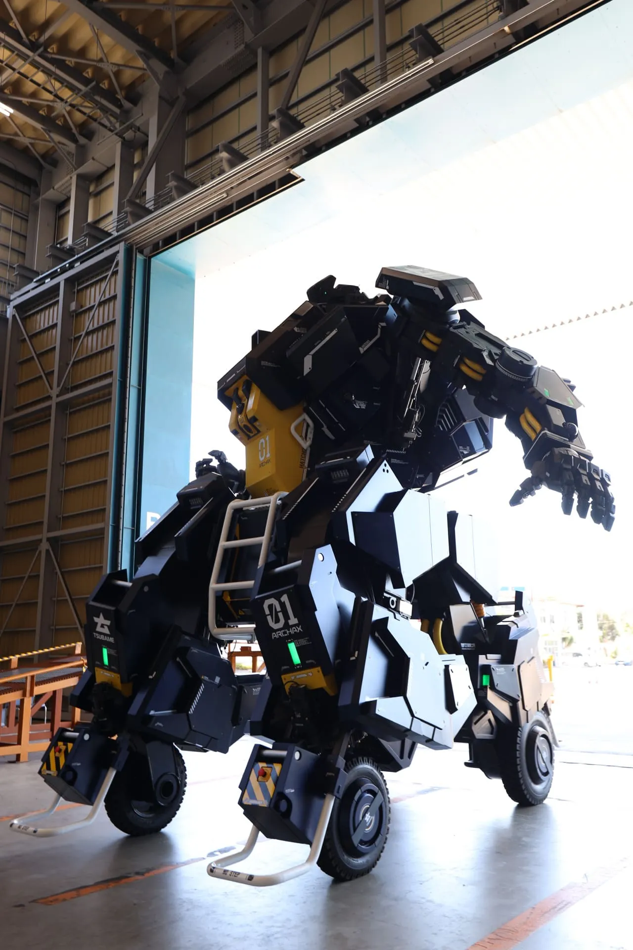 ARCHAX由四輪驅動,擁有直立及車輛的兩種移動模式。車輛模式下,其時速最高可達10公里。