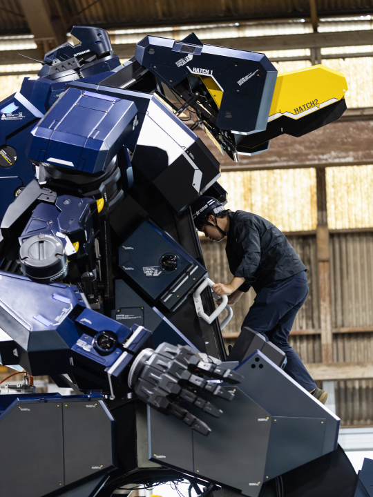 駕駛員可進入位於機械人胸口位置的駕駛艙,通過艙内配備的監視器,接收外部攝影機的影像,使用搖桿操控機械人的手臂和手掌。