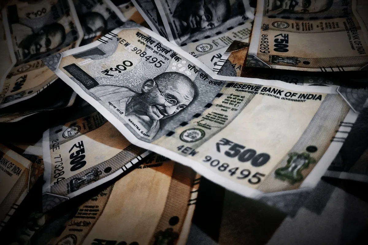 BBC揭發了印度的非法借貸應用程序内幕,發現這些放貸公司會通過盜取受害者資料、偽造其裸體合成照等方式,威脅騷擾對方及其身邊人,直至他們還錢。