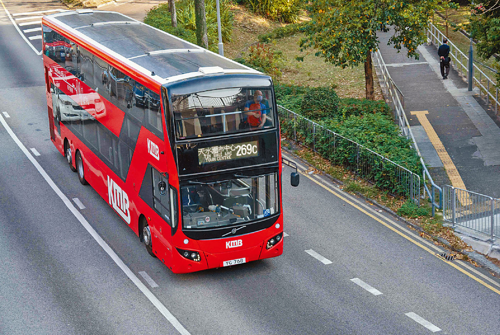 九巴旗下有近2000架巴士的車頂裝載太陽能板，可為公司減少4%的油耗。