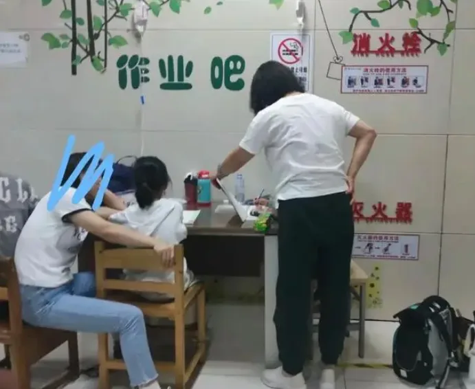 央視呼籲各方應保護孩子們在「生病時歇一歇,難過時哭一會,什麼都不做發發呆」的權利,視其為考大學、拚前途一樣重要的事情。