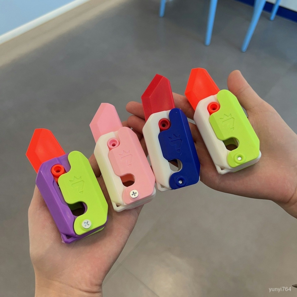 抖音玩具「蘿蔔刀」爆紅後在中小學生群體中，衍生互捅玩法，被指可激發暴力傾向遭禁。