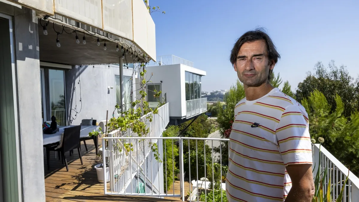 房東Sascha Jovanovic於2010年為豪宅添建一間配有小廚房、浴室、臥室及落地滑動門的附屬住宅（ADU），作為孩子的遊戲室。