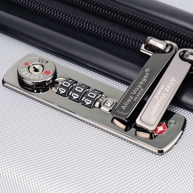 由於很多旅客不會特地更改初始密碼，故他慣用來破解行李箱密碼鎖的2組密碼（0000及1111）十分有效，遂多次得手。