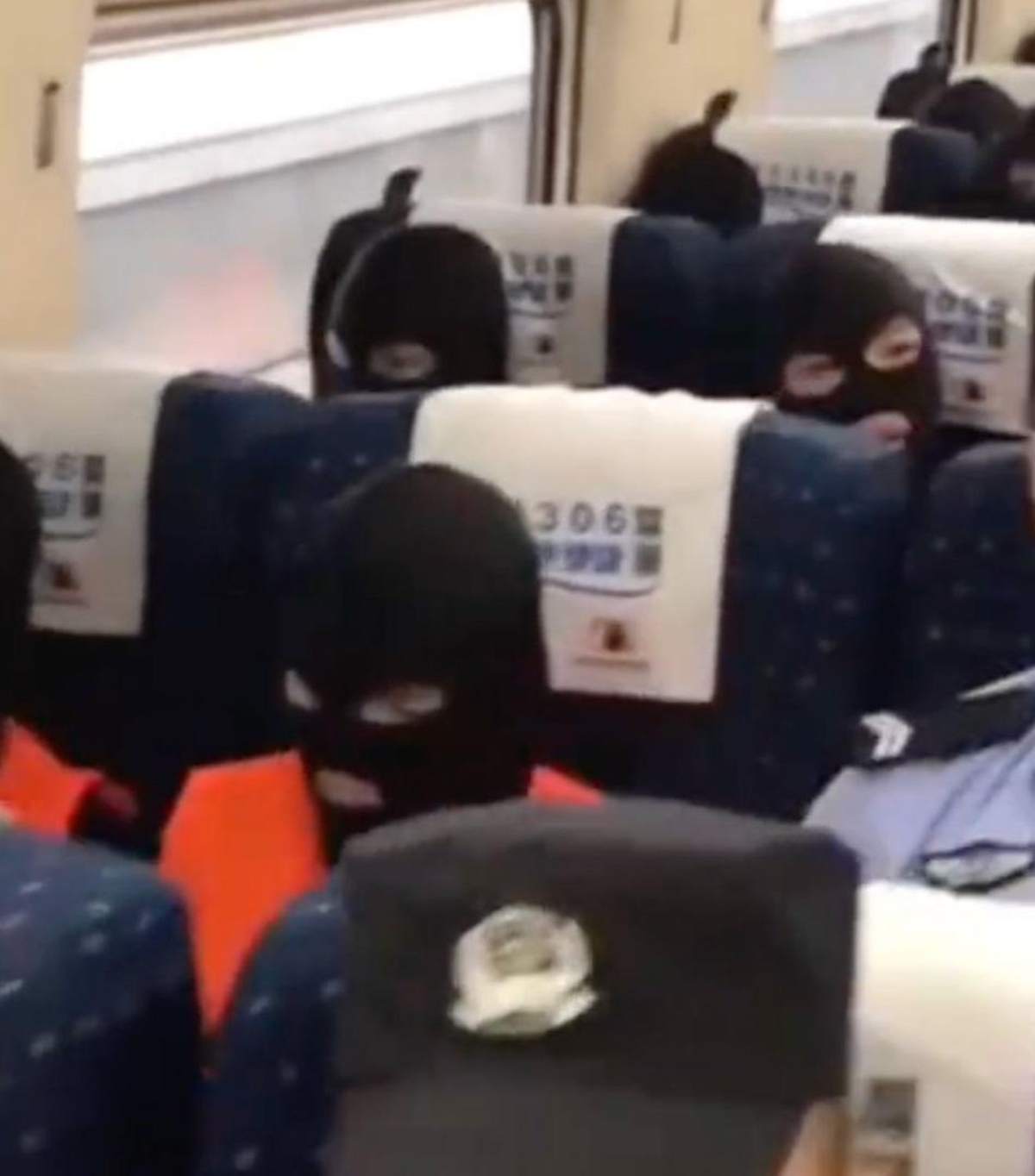 電騙嫌犯坐滿了列車車廂,每2名嫌犯便有1名警察押解。