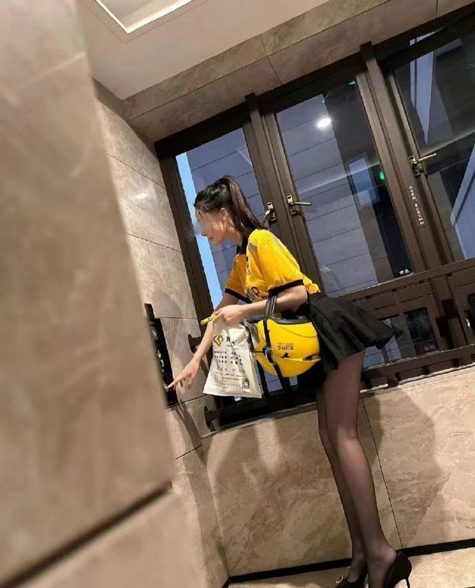 網傳一家內地食肆的女外賣員著裝性感,在深夜為顧客送上要價人民幣1,400元(約1,500港元)的牛雜湯粉,遭網民質疑是提供非法色情服務的黑店。