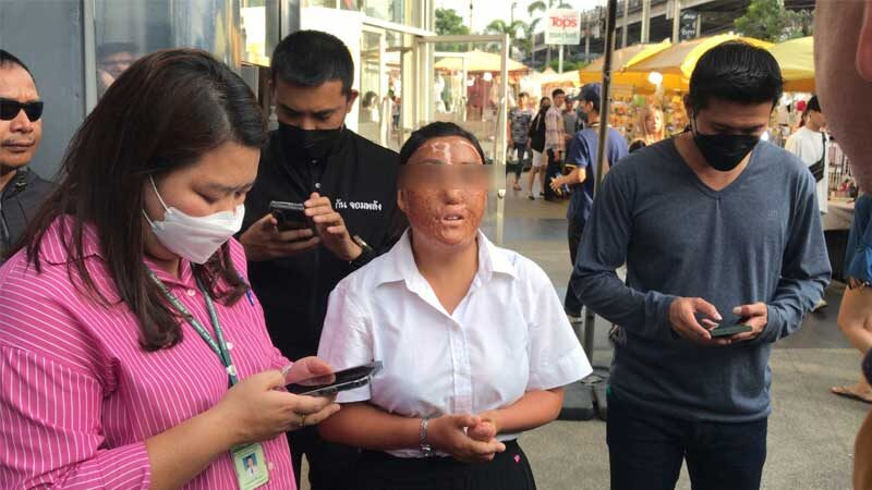 一40歲中國籍女子身穿當地大學生制服,全身皮膚大面積「燒傷」及被截肢,於曼谷丙告(Pinklao)區的一所購物中心前行乞時被捕。