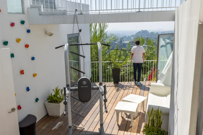 Hirschhorn要求房東支付10萬美元（約78萬港元）搬遷費以作和解，但對方堅持走法律訴訟，以強硬態度解決問題。