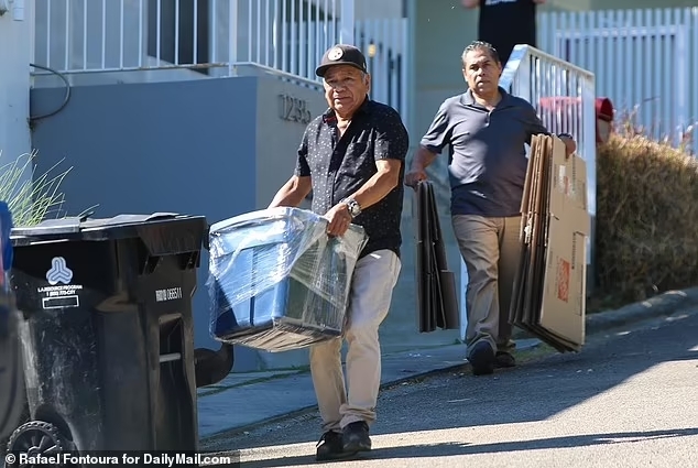 目前，Hirschhorn已於上周五（3日）請來搬家工人搬走自己的物品，有附近住戶發現，她搬離期間有警察出入，疑似是被警察遣送離開。