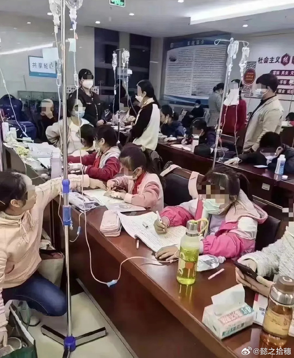 内地感染流感等呼吸道疾病而住院就醫的病童,不但未能好好休息,反而在醫院吊著鹽水做功課。