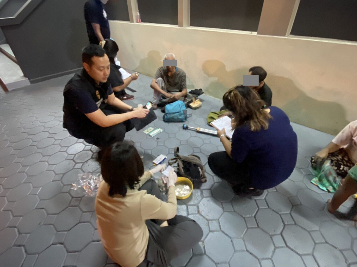 泰國警方正展開偵察掃蕩行動,逮捕街頭行乞的中國籍乞丐,因懷疑事件由人口販賣集團操控。