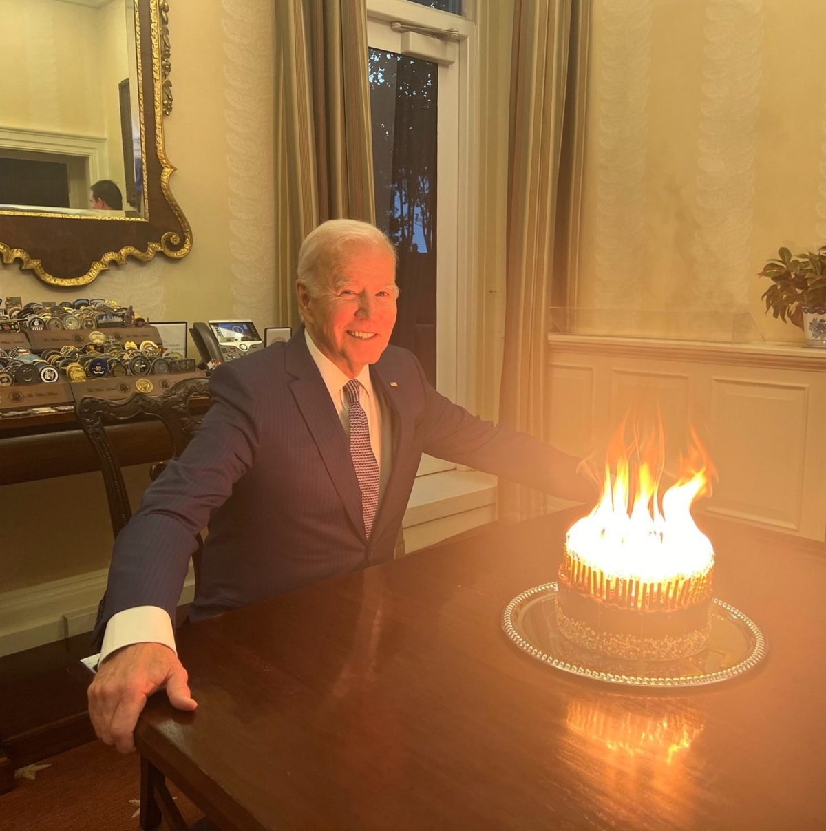 拜登慶祝生日曬出「火焰蛋糕」,開玩笑表示,「希望蠟燭工會會為工人們爭取到加班費」。
