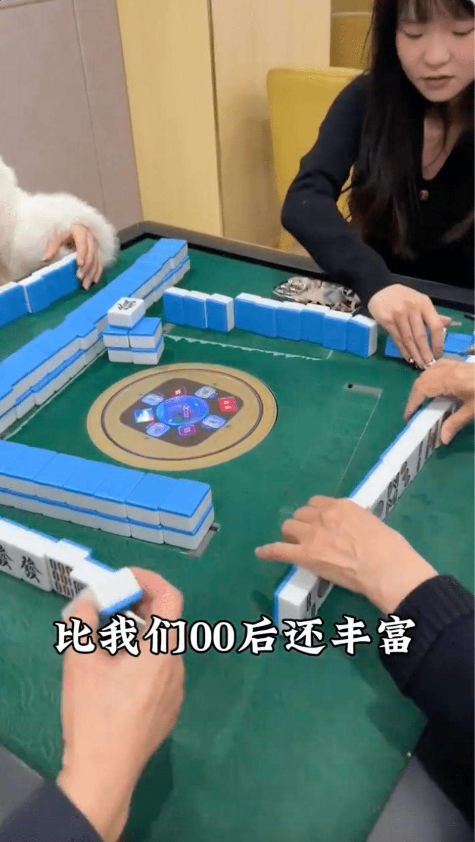 該養老院内配有各種娛樂設施,如麻將桌、卡拉OK機,運動器材等,供住戶解悶。