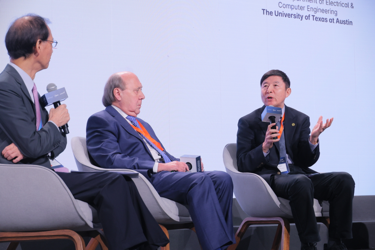 高峰會就創科議題進行三場專題討論,邀請本港及國際頂尖大學的專家和業界代表為生命科學、人工智能(AI),以及科研成果轉化和產業發展等議題分享了寶貴意見。