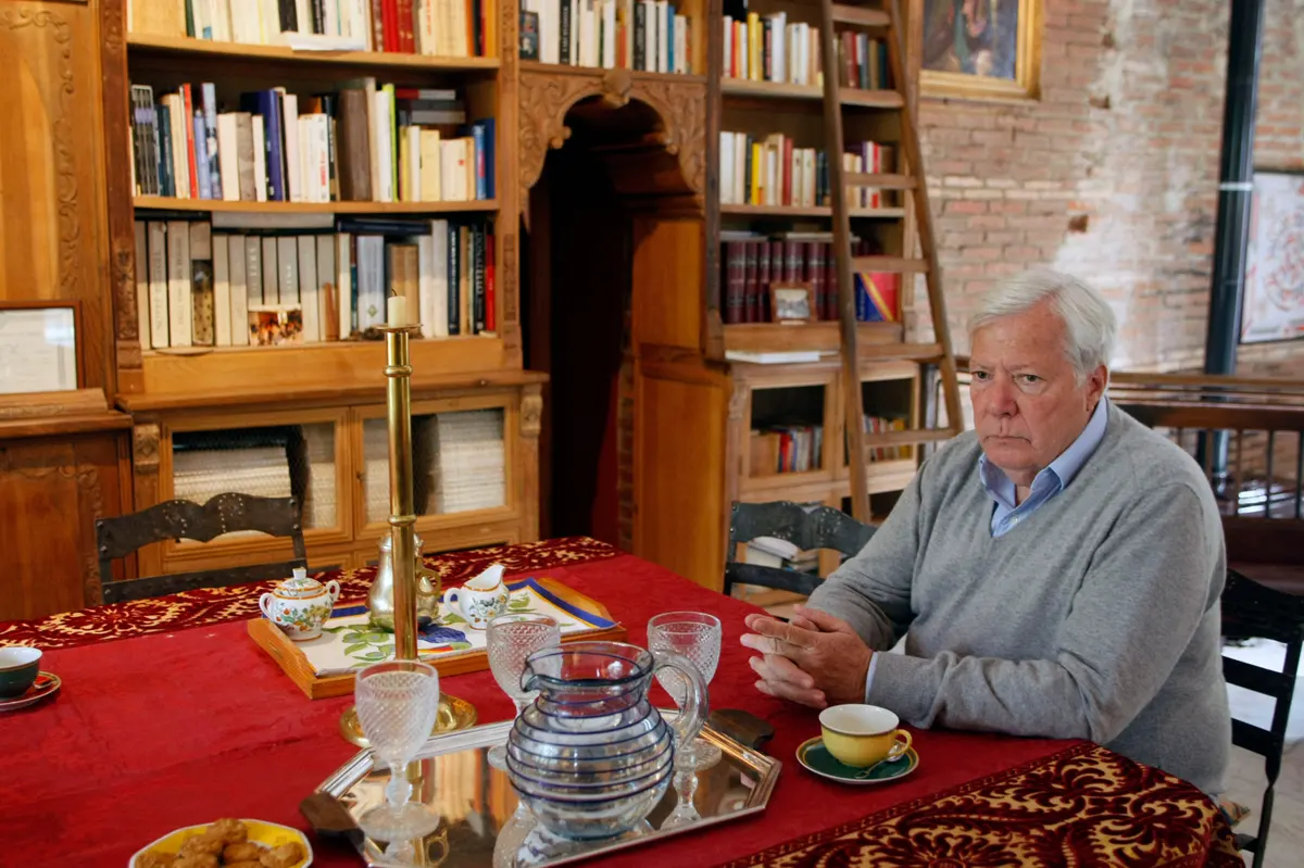 現年80歲的愛馬仕最大股東Nicolas Puech,目前單身無子嗣,計劃收養家中51歲園丁,並將財產全數贈予對方。