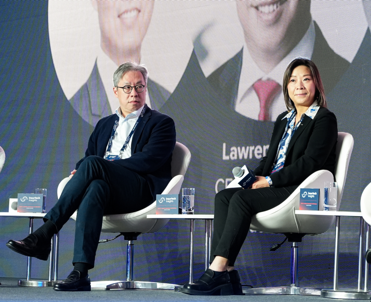 Prudential保誠保險香港行政總裁林智剛（左）認為，保險公司應在科技與人的服務之間找出平衡點；AXA安盛中國大陸、香港及澳門行政總裁尹玄慧（右）則認為，隨著科技發展，網絡安全以及Web3.0帶來的風險亦隨之提升。