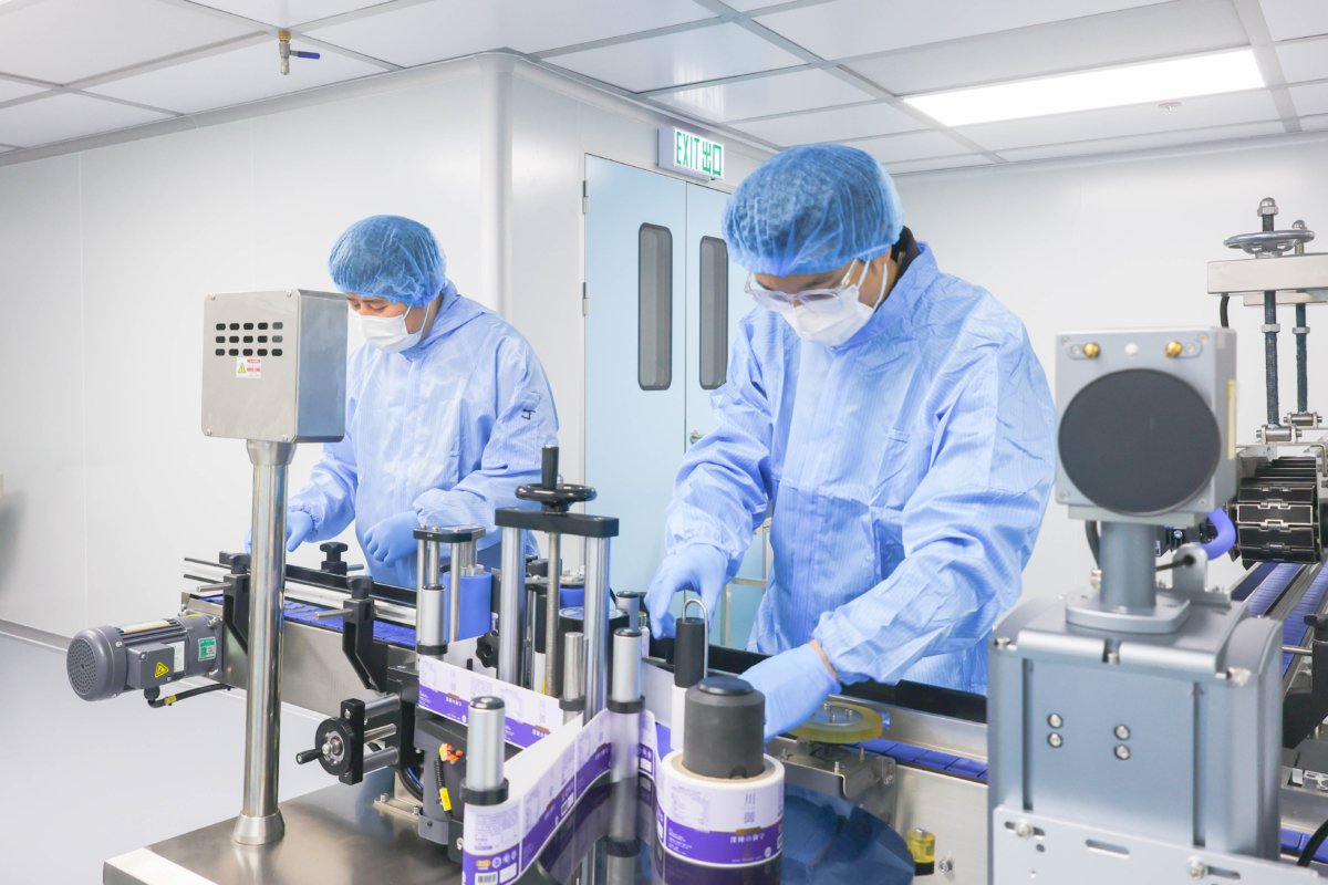 「加上我們公司團隊在處理產品證書和醫療儀器的經驗，成功在2、3個月就建立了川御NMN這個品牌產品。」Dennis說。