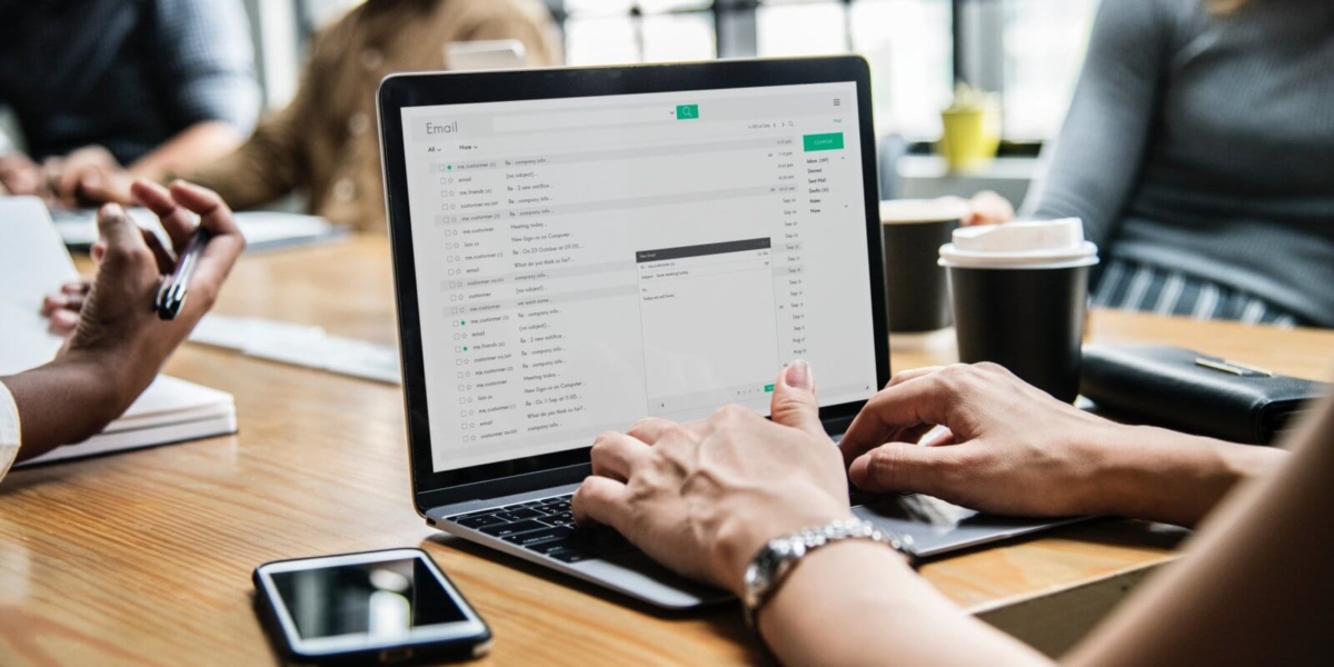 這份寄件指南適用於所有寄件者，但主要針對一天內發送超過5,000封郵件的大量寄件者。