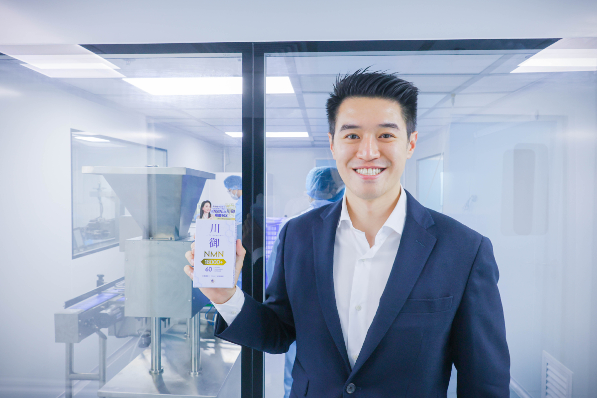 何啟賢（Dennis）是香港土生土長的90後，原本經營的是球衣公司。一場疫情，令他的業務與「本業」越走越遠