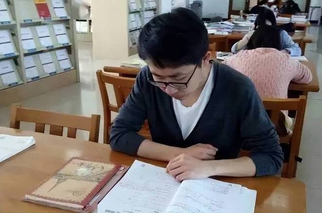 他在初三時一時衝動選擇了就讀職業高中,卻在高三時恍然大悟,意識到自己並不想要就這樣度過一生。於是開始發憤圖強努力學習。