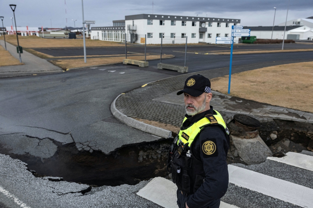 雷克雅內斯半島自10月開始頻繁發生劇烈地震,造成多條道路斷裂、建築物受損。