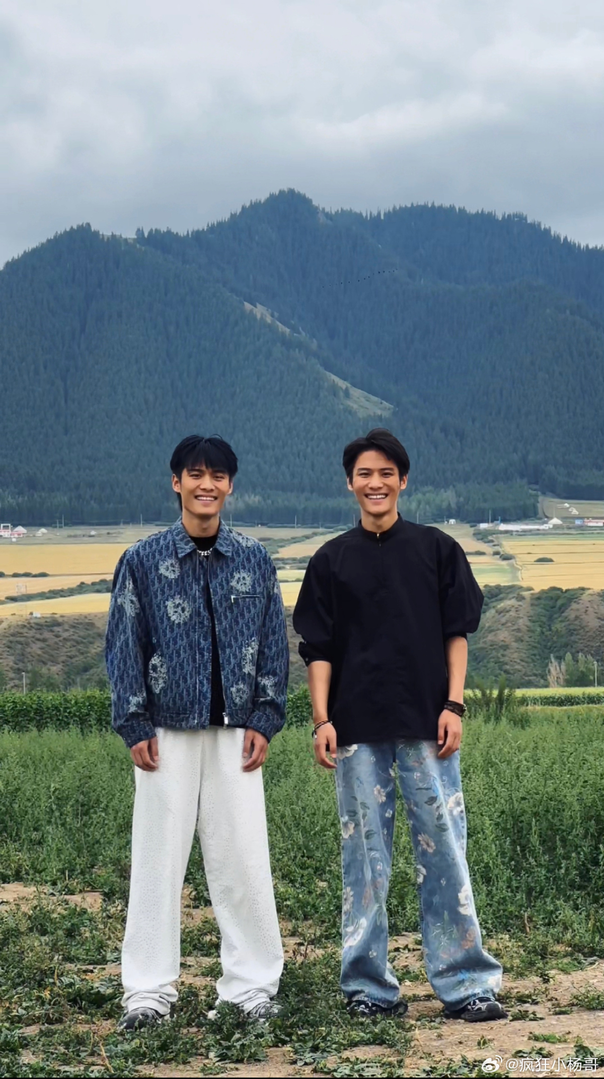 張慶楊(左)與雙胞胎哥哥張開楊(右)共同經營抖音賬號「瘋狂小楊哥」。